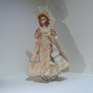 Muñeca antigua de porcelana con vestido victoriano