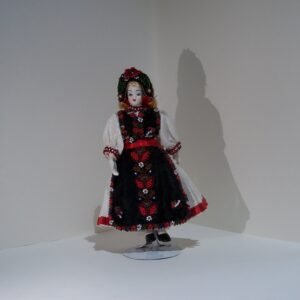 Muñeca folklórica tradicional europea con vestimenta bordada