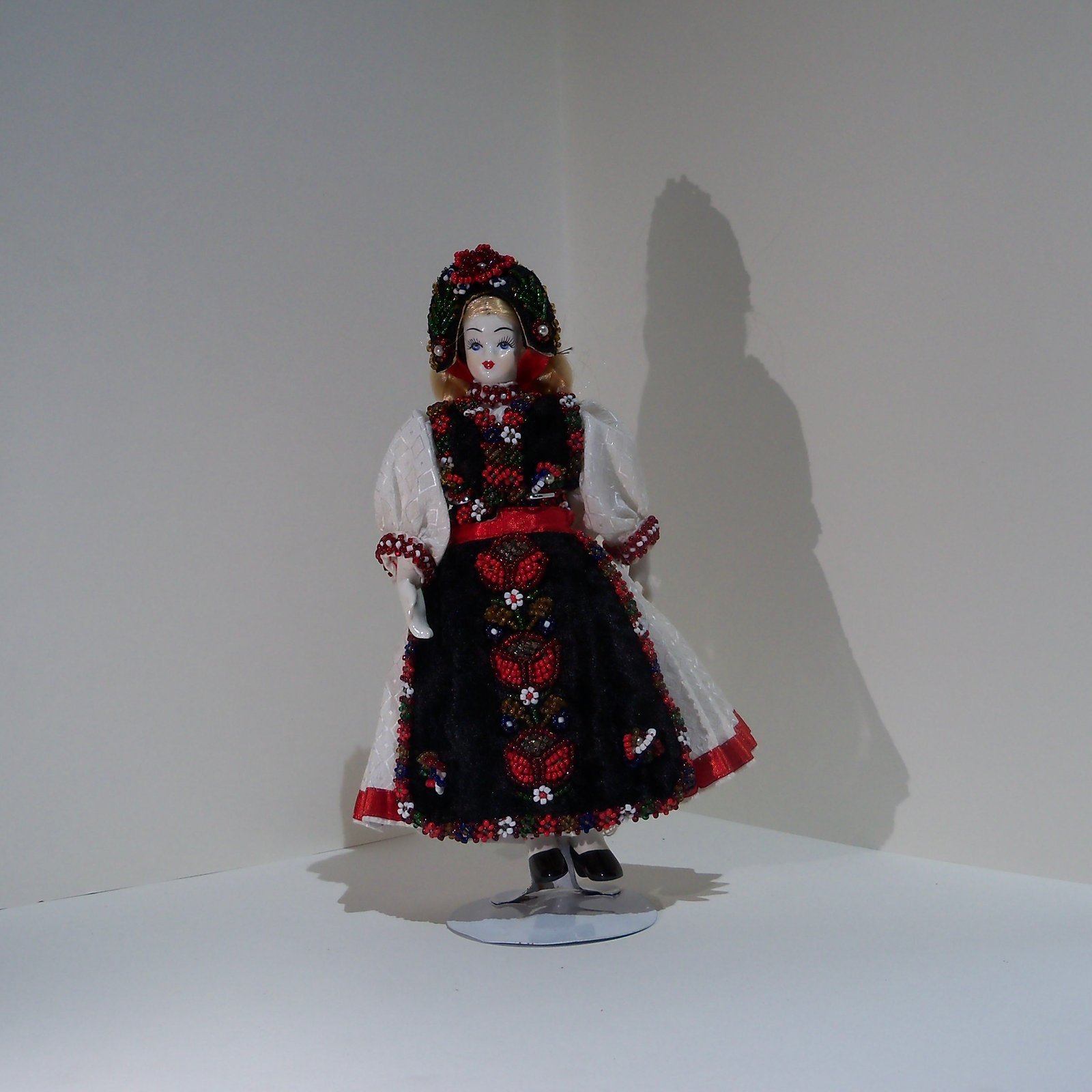 Muñeca folklórica tradicional europea con vestimenta bordada